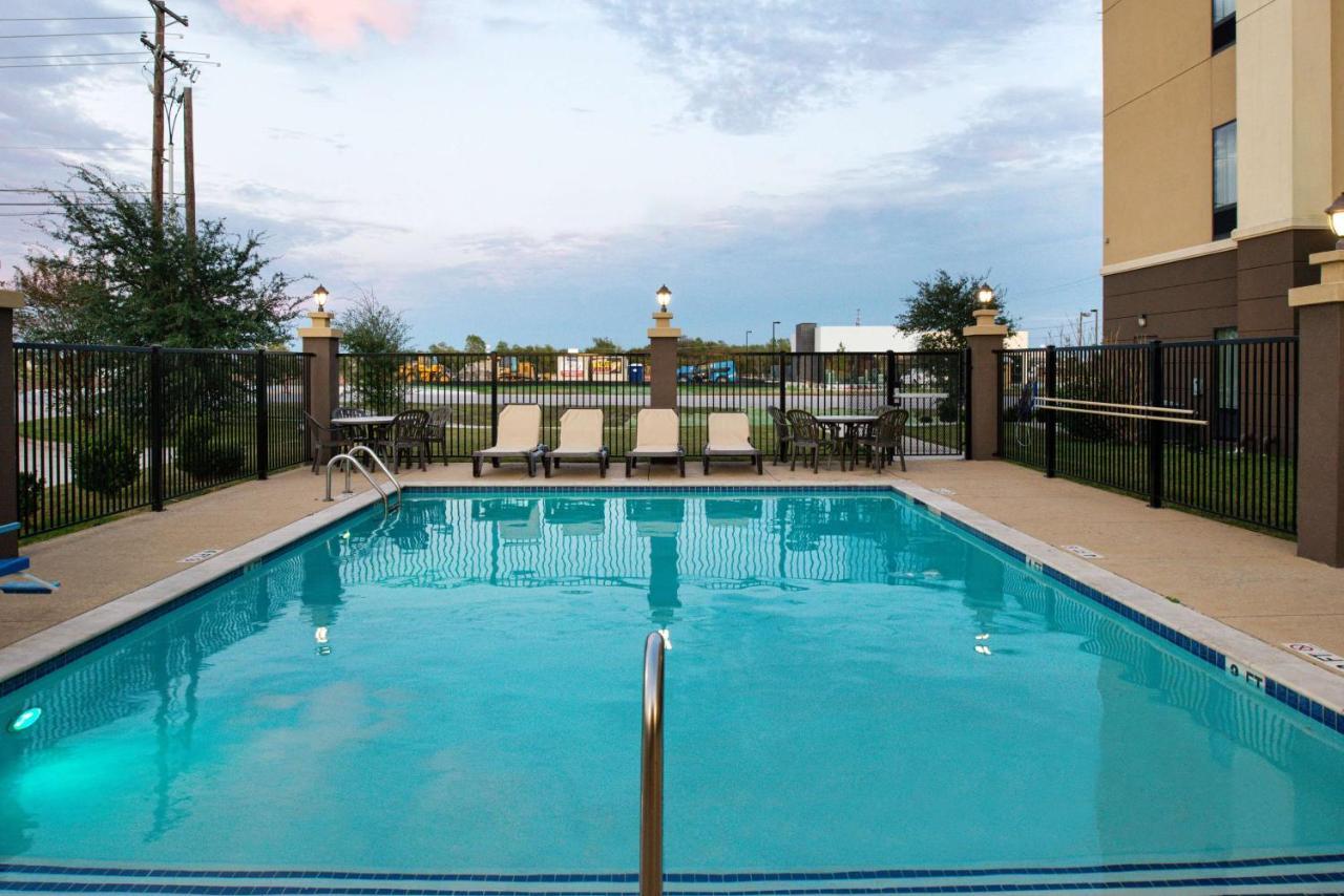 Hampton Inn And Suites Hutto Exterior photo